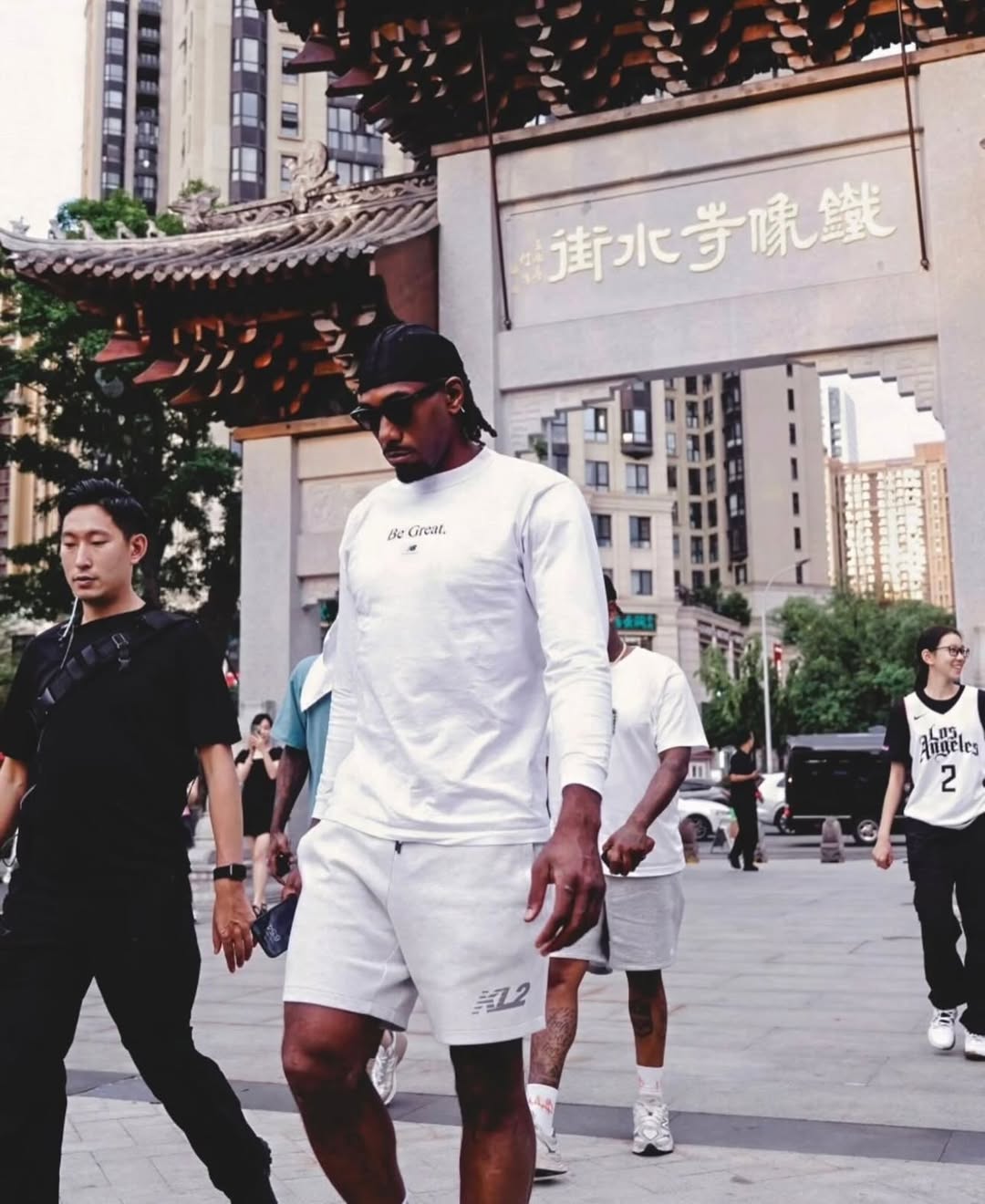 的照片与球, 伦纳德In 的照片与球, 伦纳德In